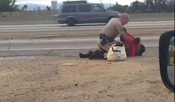 Choc in California, poliziotto picchia brutalmente una donna bloccata a terra Choc in California, poliziotto picchia brutalmente una donna bloccata a terra