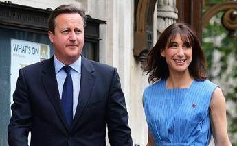 Cameron al seggio insieme alla moglie Samantha Cameron al seggio insieme alla moglie Samantha