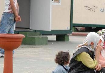 Sta meglio bimba rom colpita alla schiena Sta meglio bimba rom colpita alla schiena