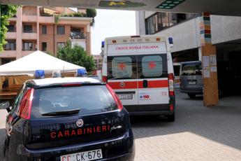 Tragedia a Bari, accoltella moglie alla gola poi si impicca. La donna è fuori pericolo