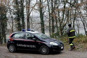 Si uccide dandosi fuoco Si uccide dandosi fuoco