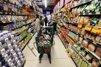 Cibo in scadenza, cosa fare se il supermercato posticipa le date Cibo in scadenza, cosa fare se il supermercato posticipa le date