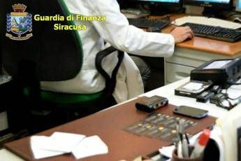 Carte di credito clonate, operazione della Guardia di Finanza in 7 regioni /Video Carte di credito clonate, operazione della Guardia di Finanza in 7 regioni /Video