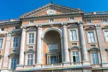 Cade intonaco da sala della Reggia di Caserta Cade intonaco da sala della Reggia di Caserta