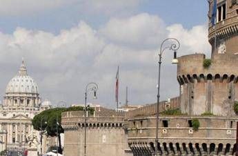 Roma, giù frammenti di mura dal 'Passetto' Roma, giù frammenti di mura dal 'Passetto'