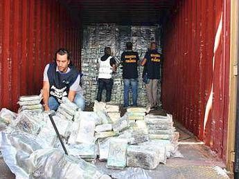 Sequestrati dalla Gdf 235 chili di cocaina al porto di Gioia Tauro Sequestrati dalla Gdf 235 chili di cocaina al porto di Gioia Tauro