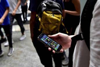 Minorenni pestano coetaneo e postano video sui social Minorenni pestano coetaneo e postano video sui social