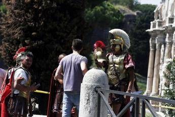 Raggi bocciata dal Tar: i centurioni tornano al Colosseo, ordinanza sospesa Raggi bocciata dal Tar: i centurioni tornano al Colosseo, ordinanza sospesa