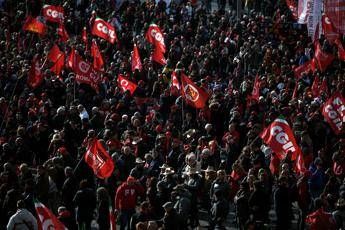 Ricucire strappo con Cisl e Uil, ieri Cgil in piazza Ricucire strappo con Cisl e Uil, ieri Cgil in piazza
