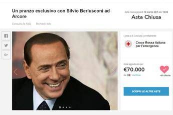 Donna offre 70mila euro per pranzare con Berlusconi: Regalo per mia nonna Donna offre 70mila euro per pranzare con Berlusconi: Regalo per mia nonna