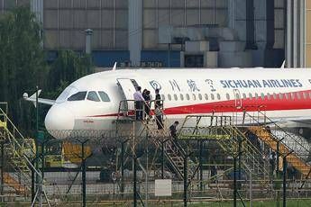 Incubo in volo: parabrezza esplode a 10mila metri Incubo in volo: parabrezza esplode a 10mila metri