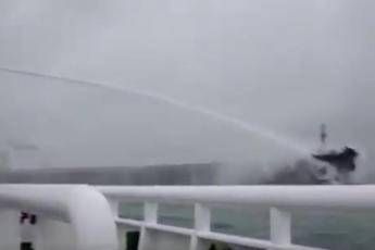 Aiutateci: petroliera in fiamme da 7 giorni Aiutateci: petroliera in fiamme da 7 giorni