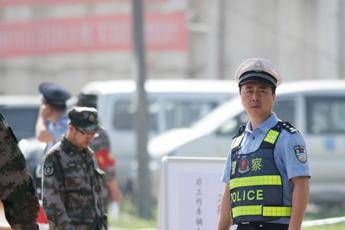 Cina, accoltella e uccide 2 bambini davanti a scuola Cina, accoltella e uccide 2 bambini davanti a scuola