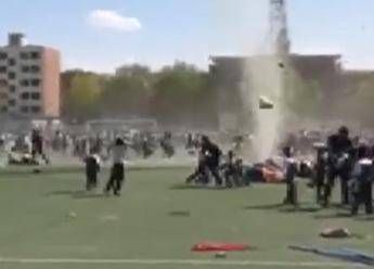 Tromba d'aria nella scuola e lo studente vola via /Video Tromba d'aria nella scuola e lo studente vola via /Video