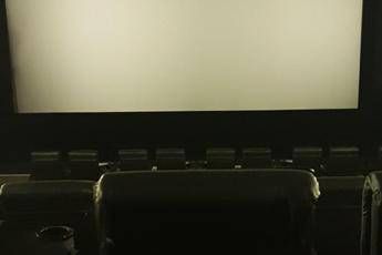 Si incastra nella poltrona del cinema e muore Si incastra nella poltrona del cinema e muore