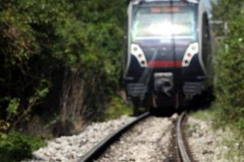 Napoli, sparano contro un treno Napoli, sparano contro un treno