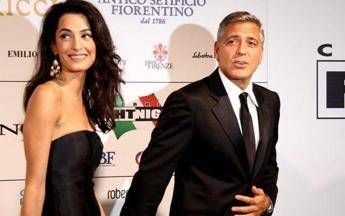 Il sì di George e Amal tra i fischi dei dipendenti del comune di Venezia Il sì di George e Amal tra i fischi dei dipendenti del comune di Venezia