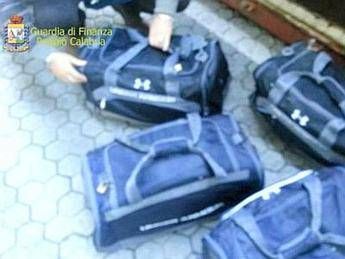 Maxi sequestro di cocaina a Gioia Tauro, 215 kg nascosti in container di banane Maxi sequestro di cocaina a Gioia Tauro, 215 kg nascosti in container di banane