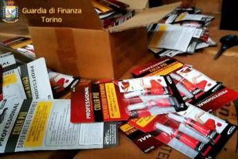 Colla pericolosa, sequestrati migliaia di stick Colla pericolosa, sequestrati migliaia di stick