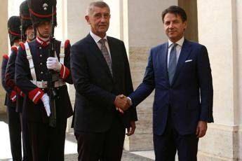Prendi anche un solo migrante, ma Babis dice no a Conte Prendi anche un solo migrante, ma Babis dice no a Conte