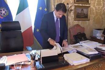 Conte mostra il suo ufficio su Facebook Conte mostra il suo ufficio su Facebook