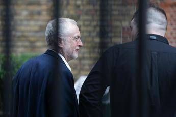 Gb, Corbyn: Possibili nuove elezioni a breve. Osborne: May morto che cammina Gb, Corbyn: Possibili nuove elezioni a breve. Osborne: May morto che cammina