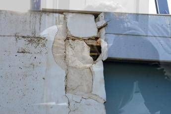 Tra scosse e scricchiolii, è fobia crolli Tra scosse e scricchiolii, è fobia crolli