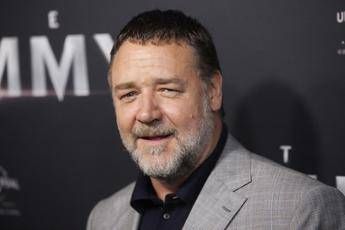 Comprano l'auto di Russell Crowe e ci trovano il suo cellulare Comprano l'auto di Russell Crowe e ci trovano il suo cellulare