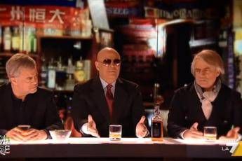 Crozza si fa in tre: Sacchi, Mourinho e Mancini al BarSport dei rosiconi dopo l'impresa di Ranieri /Video Crozza si fa in tre: Sacchi, Mourinho e Mancini al BarSport dei rosiconi dopo l'impresa di Ranieri /Video