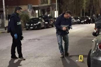 Roma, carabiniere spara a auto in fuga e ferisce due passanti Roma, carabiniere spara a auto in fuga e ferisce due passanti