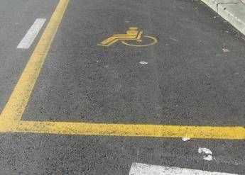 Il padre è morto da due anni ma lui continua a parcheggiare nel posto disabili Il padre è morto da due anni ma lui continua a parcheggiare nel posto disabili
