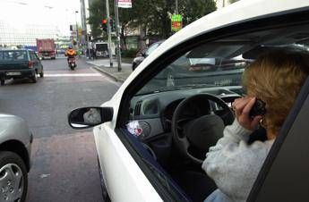 Cellulare alla guida, non passa la 'linea dura' Cellulare alla guida, non passa la 'linea dura'