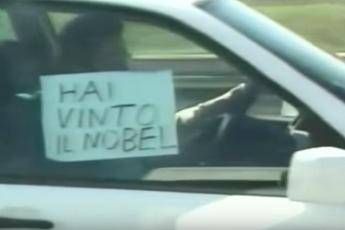 Dario Fo, in auto con Ambra Angiolini quando scoprì di aver vinto il Nobel /Video Dario Fo, in auto con Ambra Angiolini quando scoprì di aver vinto il Nobel /Video