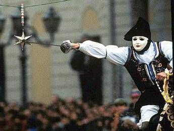 Rissa dopo la Sartiglia ad Oristano, giovane di 18 anni perde un occhio Rissa dopo la Sartiglia ad Oristano, giovane di 18 anni perde un occhio