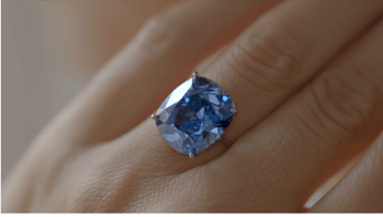 Magnate Hong Kong si aggiudica diamante blu a prezzo record di 48 mln di dollari Magnate Hong Kong si aggiudica diamante blu a prezzo record di 48 mln di dollari