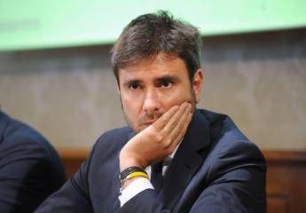 Gaffe Di Battista sulla Costituzione e il Pd attacca: Studia, asino