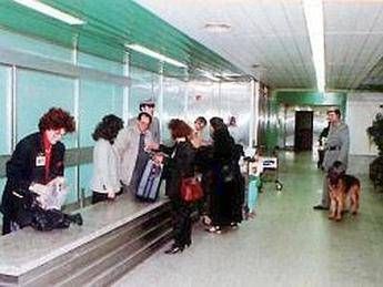 Napoli, all'aeroporto con 48 ovuli di cocaina: arrestato corriere Napoli, all'aeroporto con 48 ovuli di cocaina: arrestato corriere