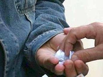 Insospettabili spacciavano droga in locali e davanti a scuole, 7 arresti nel barese Insospettabili spacciavano droga in locali e davanti a scuole, 7 arresti nel barese