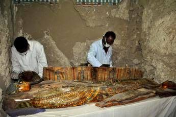 Luxor: scoperta una nuova tomba intatta di 3mila anni, all'interno sei mummie