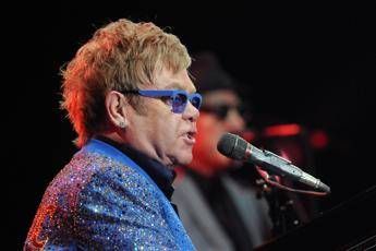 Al via il Festival di Sanremo. Elton John all'Ariston senza il marito Al via il Festival di Sanremo. Elton John all'Ariston senza il marito