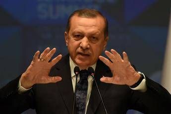 Erdogan: Italia pensi alla mafia non a mio figlio. Renzi: Giudici rispondono a leggi non a lui Erdogan: Italia pensi alla mafia non a mio figlio. Renzi: Giudici rispondono a leggi non a lui