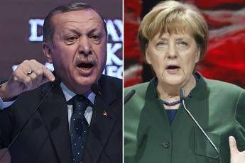 Erdogan attacca Merkel, Berlino: Inaccettabili accuse Erdogan attacca Merkel, Berlino: Inaccettabili accuse