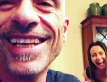 So du' cervi, Ramazzotti imita Verdone alla festa di compleanno /Video So du' cervi, Ramazzotti imita Verdone alla festa di compleanno /Video