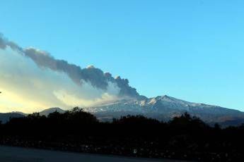 Eruzione Etna, riaperto l'aeroporto di Catania Eruzione Etna, riaperto l'aeroporto di Catania