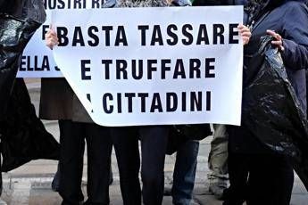 Banca Etruria, risparmiatori protestano davanti a Montecitorio: Noi truffati Banca Etruria, risparmiatori protestano davanti a Montecitorio: Noi truffati