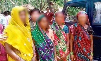 Fuga d'amore tra ragazzi di caste diverse, donne denudate e picchiate per punizione Fuga d'amore tra ragazzi di caste diverse, donne denudate e picchiate per punizione
