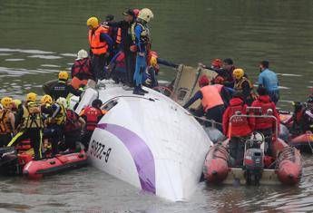 Taiwan, pilota spegne il motore sbagliato e l'aereo precipita Taiwan, pilota spegne il motore sbagliato e l'aereo precipita