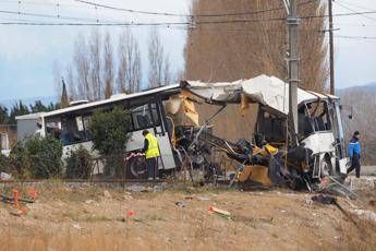 Scontro treno-scuolabus: morti 6 ragazzi Scontro treno-scuolabus: morti 6 ragazzi