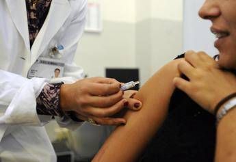 Influenza, 260mila italiani a letto: picco previsto a fine gennaio Influenza, 260mila italiani a letto: picco previsto a fine gennaio