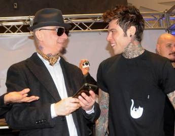 J-Ax e Fedez: 'Comunisti col Rolex' disco di platino in 2 settimane J-Ax e Fedez: 'Comunisti col Rolex' disco di platino in 2 settimane